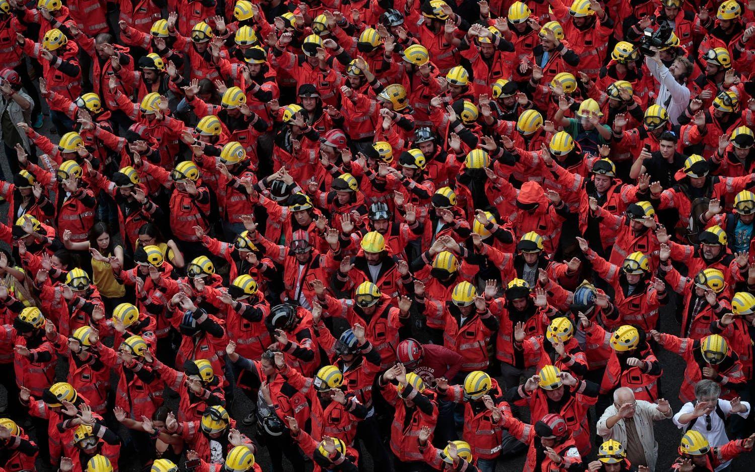 Räddningstjänsten har hyllats för sina försök att skydda katalanerna mot den spanska polisen. Bild: TT