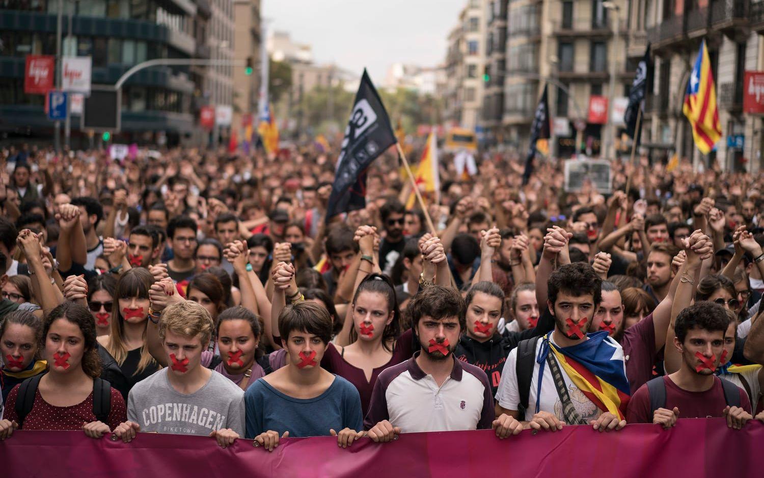 Katalanerna protesterar mot att deras omröstning för självständighet utsattes för polisvåld och ogiltigförklaras. Bild: TT