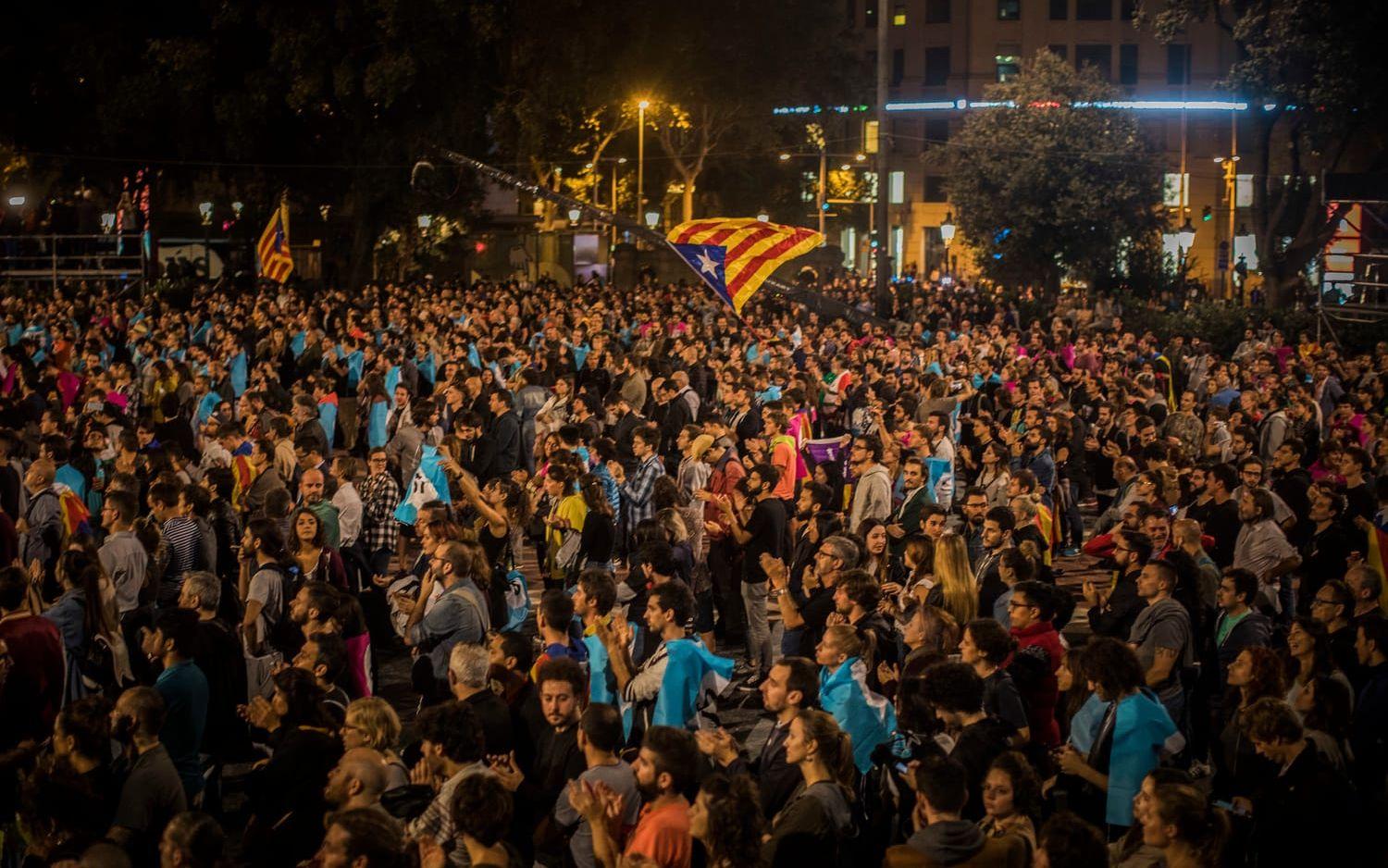 Folkmassor har samlats på gator och torg sedan valet avslutades. Bild: TT