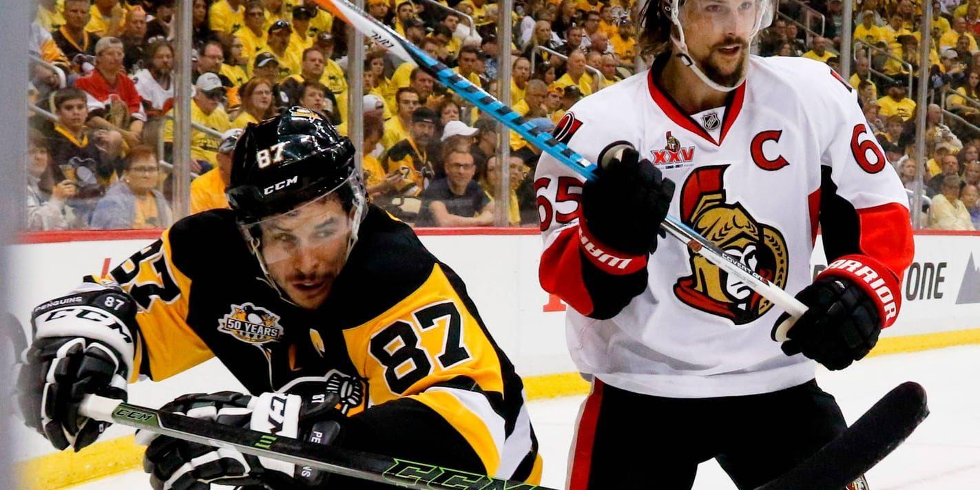 Pittsburghs Sidney Crosby och Ottawas Erik Karlsson under matchens andra period.