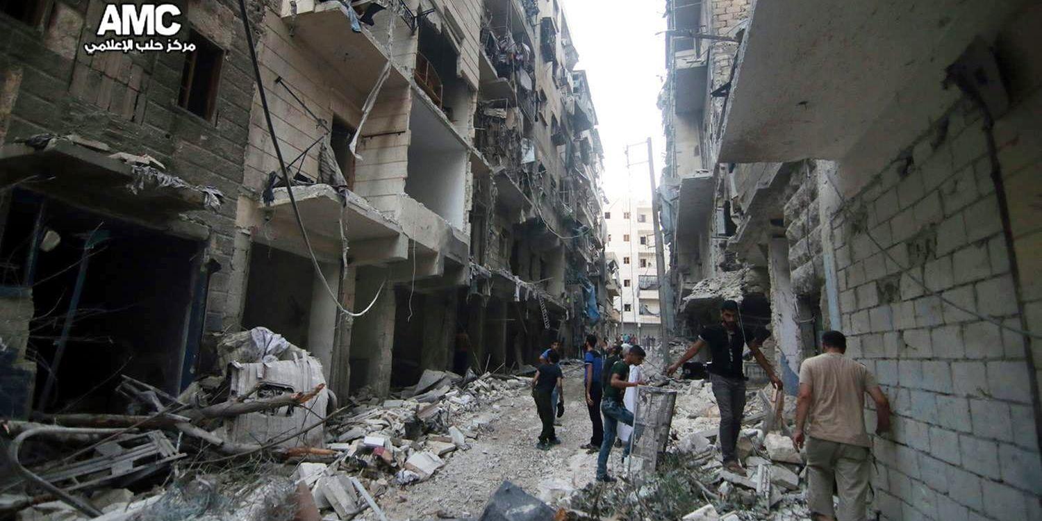 Minst 15 människor har dödats i en attack med oljefatsbomber mot den svårt utsatta storstaden Aleppo. Bilden, som tagits av den regimkritiska gruppen AMT, är från en attack tidigare i år. Arkivbild.