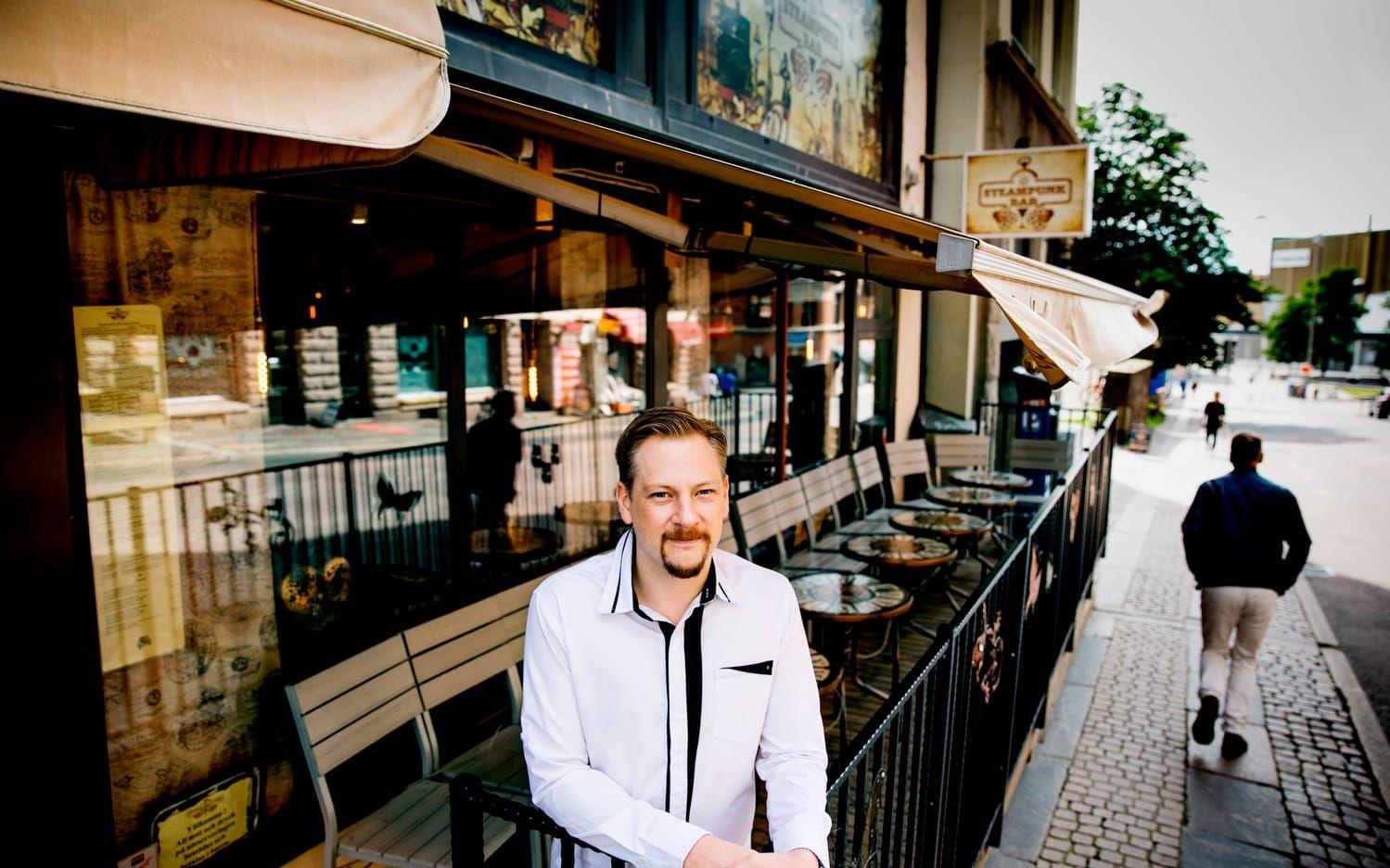 John Söderberg, delägare av Steampunk bar, anser att Skatteverket har ett orimligt fokus på restaurangnäringen.
