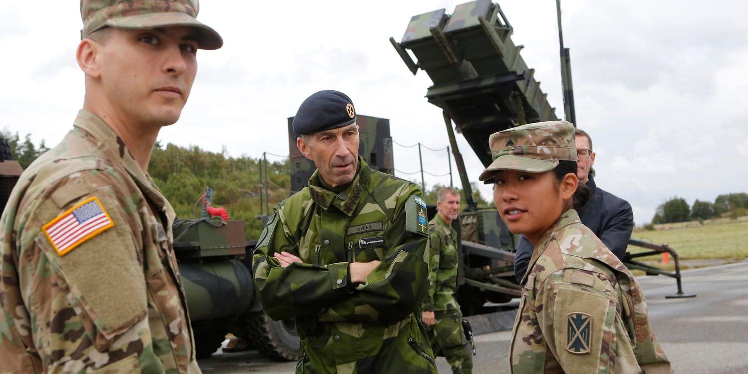Sveriges överbefälhavare Micael Bydén tillsammans med amerikanska soldater på Säve flygfält under försvarsövningen Aurora.