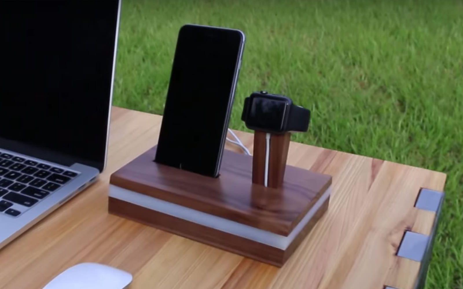 Trä i valnöt och en bit skärbräda i plast verkar räcka för att bygga en snygg laddningsstation för din Iphone och Apple watch. Läs mer: http://bit.ly/2bLrkMF