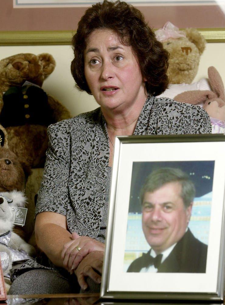 Barbara Minervino sitter brevid ett inramat foto av sin make Louis Minervino, ett av offren för terrorattacken på World Trade Center i New York.