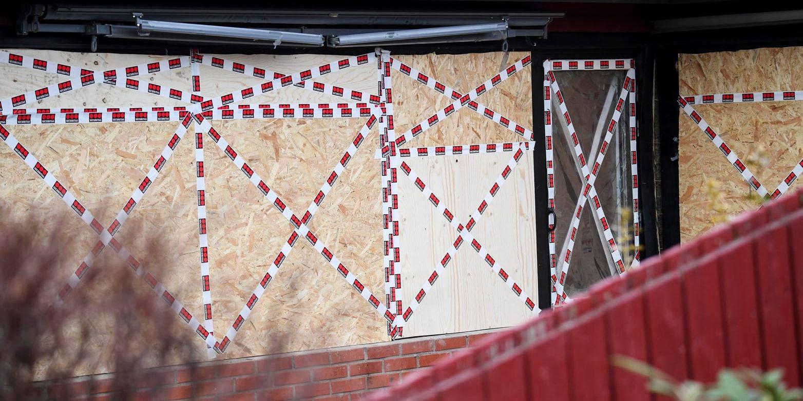 De krossade fönstren har täckts över efter explosionen vid villan i Staffanstrop.