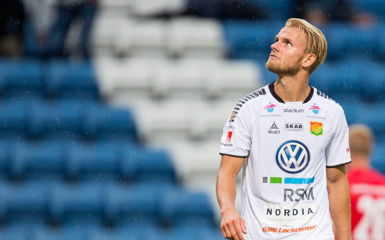 Niclas Andersén fick sitt andra gula kort mot Helsingborg efter slutsignalen efter att ha pekat finger mot domarteamet. Bild: Bildbyrån