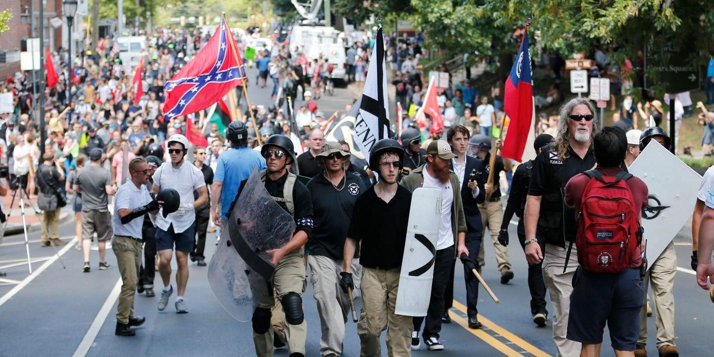 Vita nationalister demonstrerar i Charlottesville i augusti 2017.