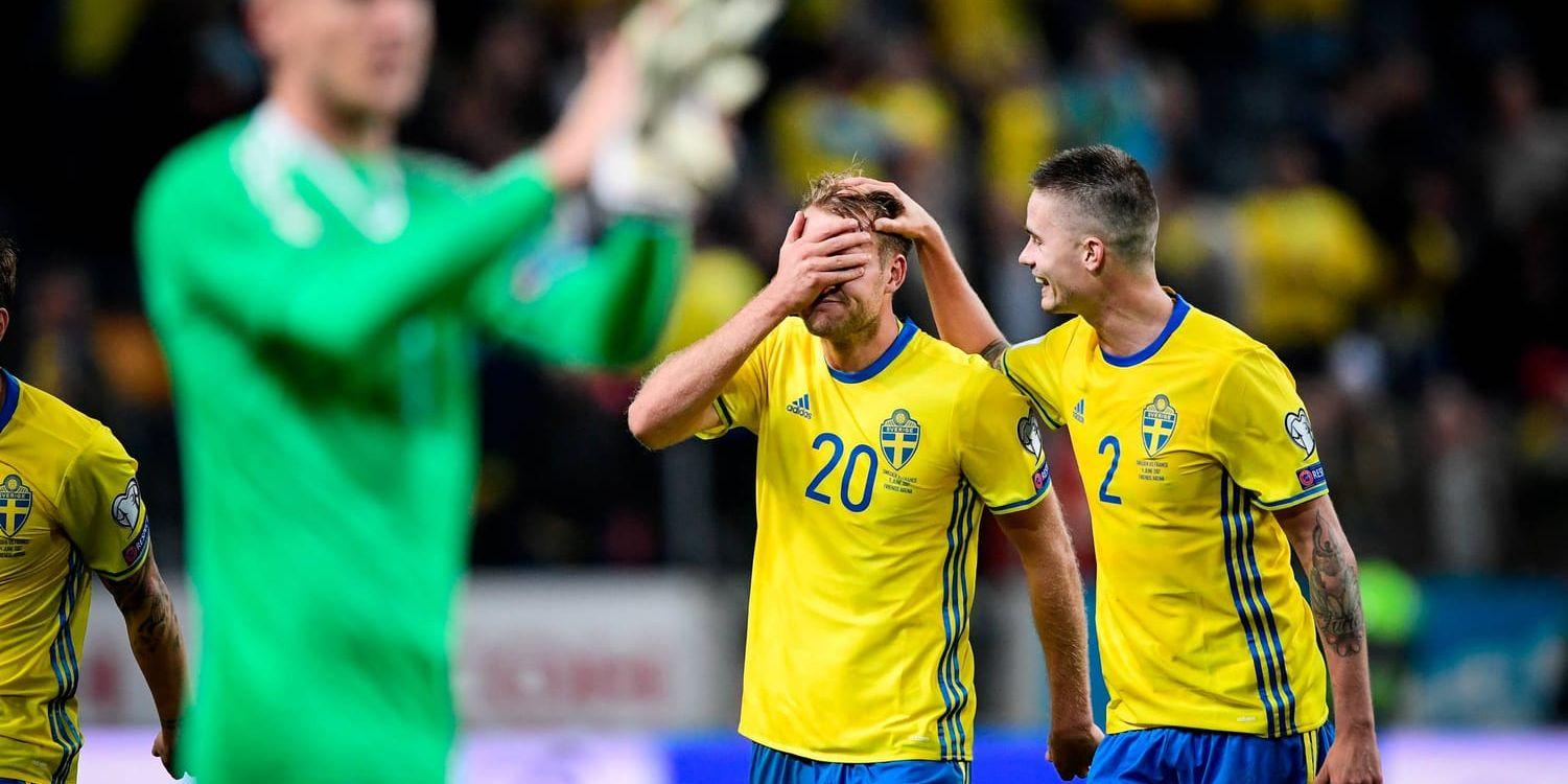 Sveriges Ola Toivonen klappas om av Mikael Lustig efter sitt 2-1-mål i VM-kvalmatchen mellan Sverige och Frankrike på Friends arena.