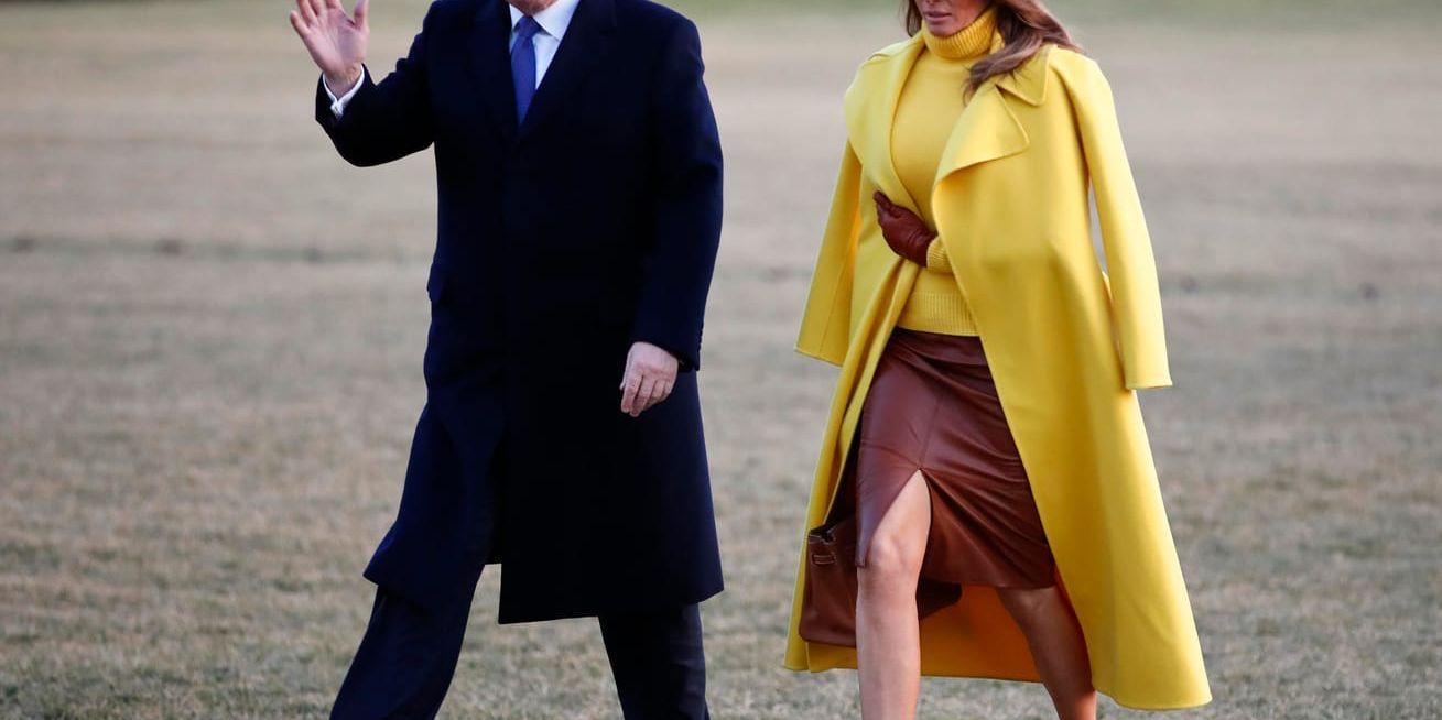 President Donald Trump har, enligt Amnesty International, satt en farlig ton i världspolitiken. Här syns han med hustrun Melania utanför Vita huset 5 februari i år. Arkivbild.