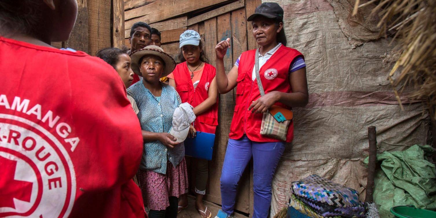 Röda Korset-personal diskuterar ett tidigare pestutbrott med invånare i en by i mellersta Madagaskar. Bilden är från hösten 2017. Arkivbild.