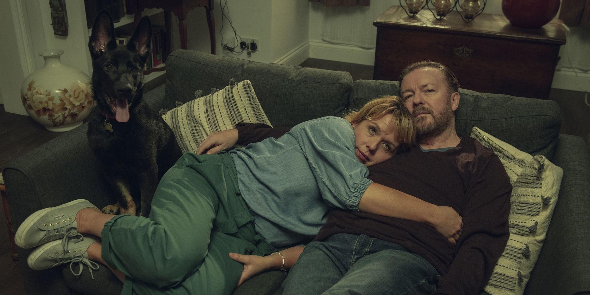 Ricky Gervais och Kerry Godliman i 'After life'. I den andra säsongen verkar Gervais rollfigur äntligen ha kommit över den älskade hustrun Lisas död. Pressbild. 