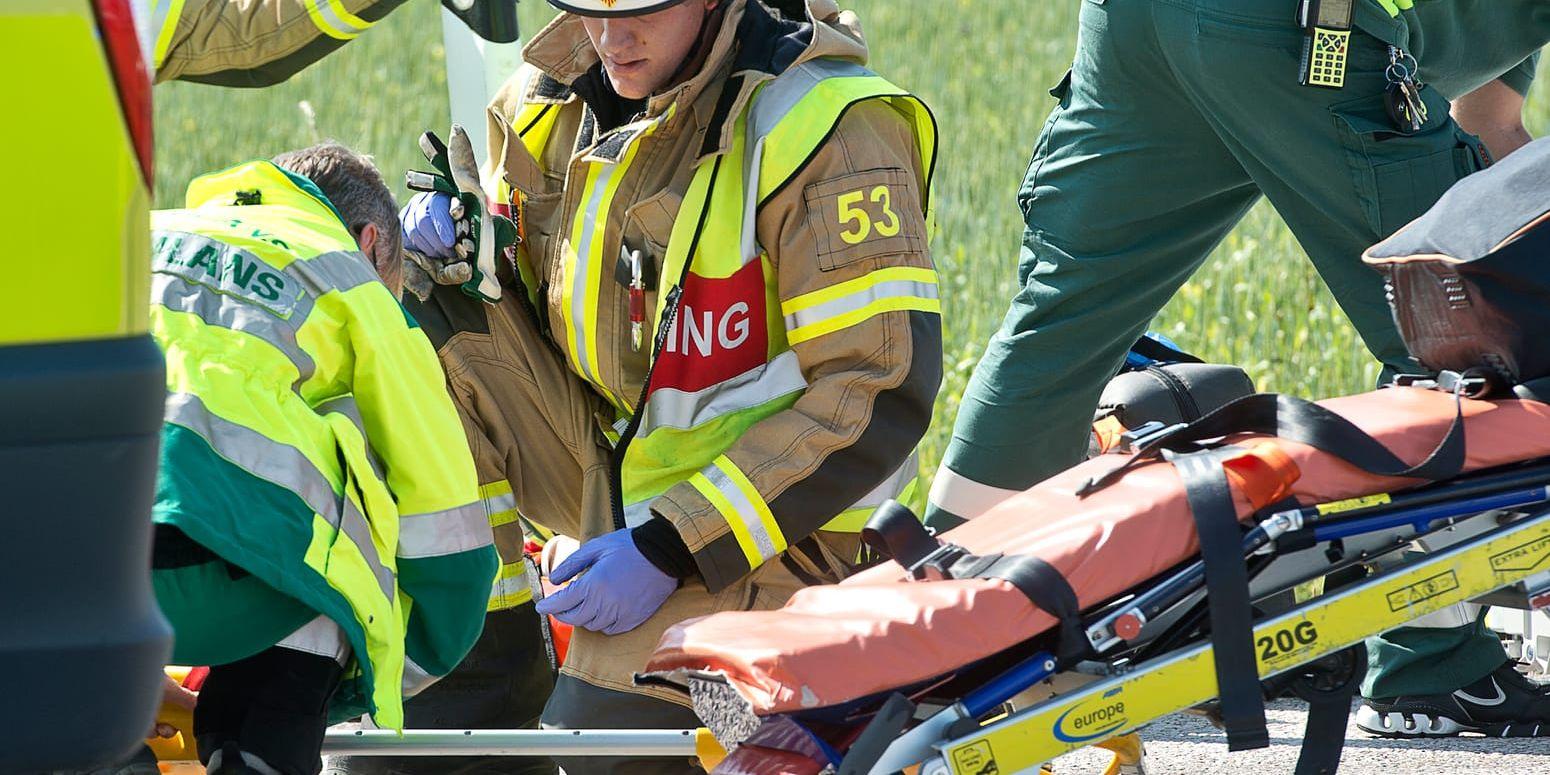 Räddningspersonal i arbete vid en olycksplats.