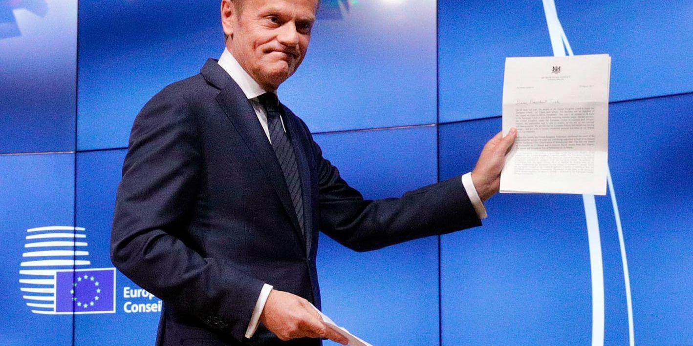 Donald Tusk visar upp det brevet han tagit emot som undertecknats av den brittiska premiärministern Theresa May, och som gör att skilsmässan med EU inleds.