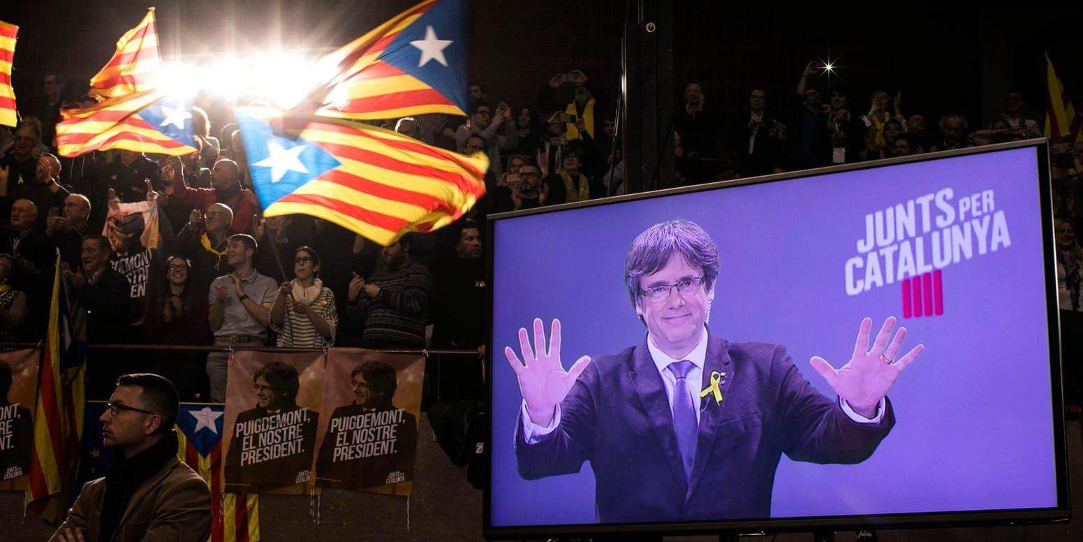 Kataloniens landsflyktige och avsatte regionpresident Carles Puigdemont har bedrivit valrörelse från Bryssel.