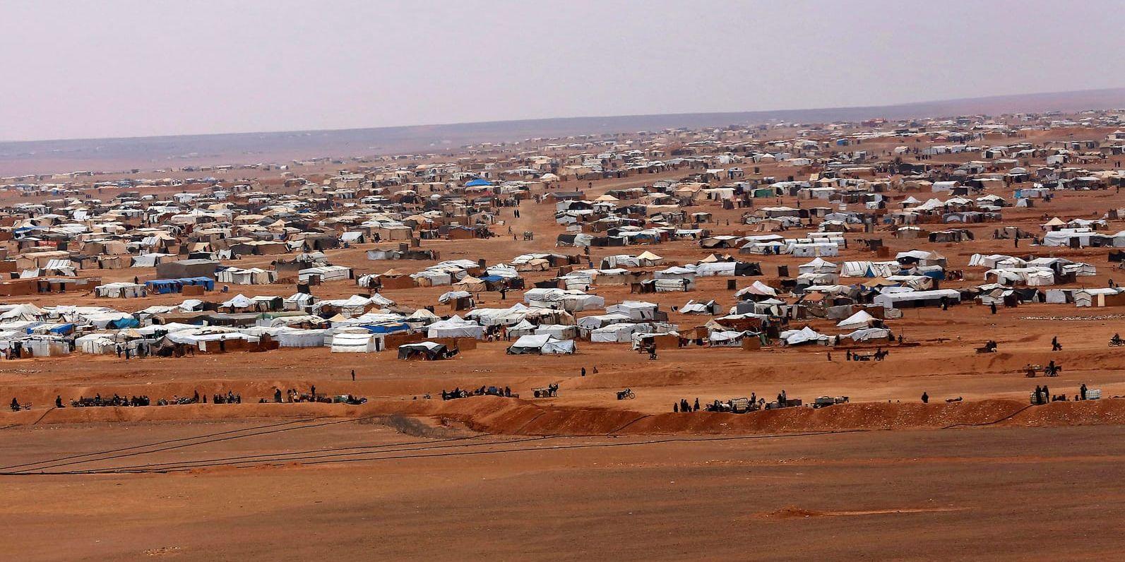 Äntligen kan hjälpsändningar rulla in till flyktinglägret Rukban i sydöstra Syrien där runt 50 000 människor lever i eländiga förhållanden. Arkivbild.