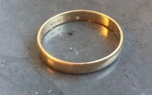 Förlovningsring. Ringen hittades på torget i Arvika och är graverad. Polisen söker nu dess ägare.