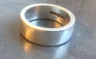 Strandfynd. Denna ring hittades på stranden i Dottevik i Värmland. Även denna ring är graverad.