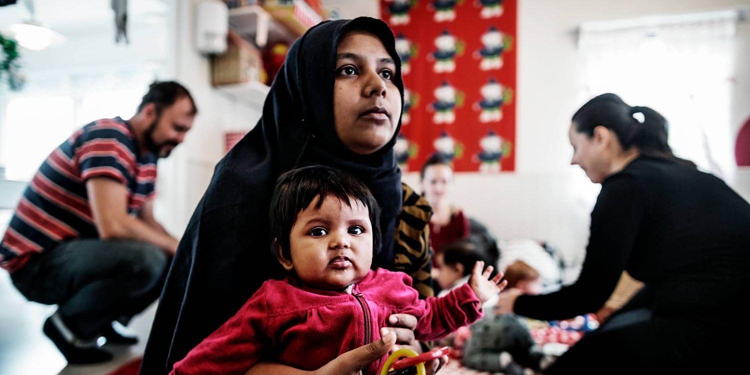 Nabila Monir med dottern Sara tycker att det är bra att hennes vårdcentral i Frölunda erbjuder vaccin mot magsjuka.