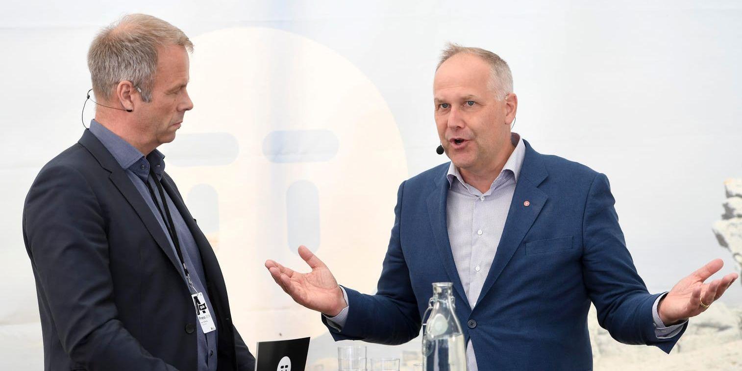 Vänsterns partiledare Jonas Sjöstedt (V) intervjuas av Peter Wallberg, TT Nyhetsbyrån, under Vänsterns dag i Almedalen.