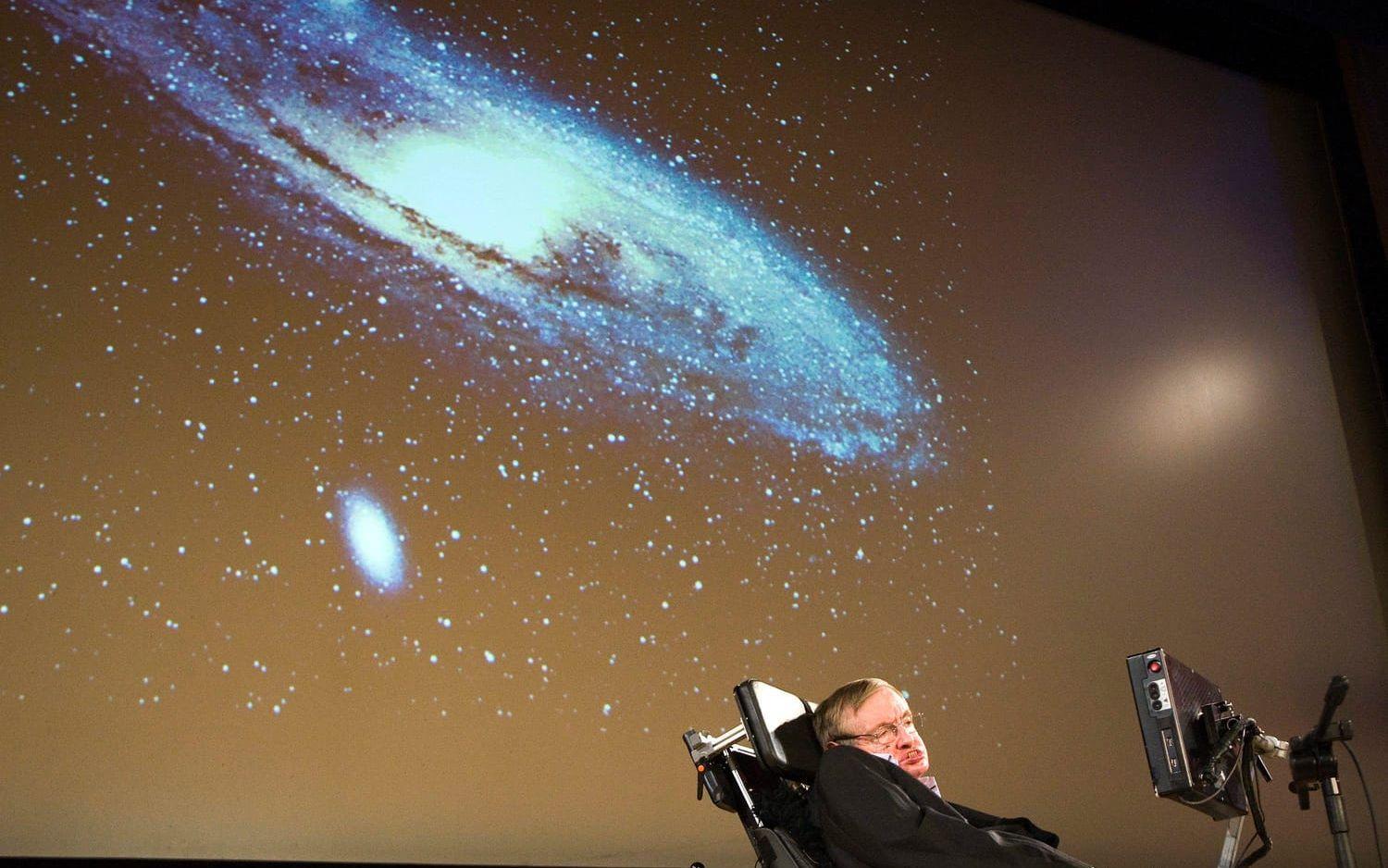 HAN TROR PÅ RYMDVARELSER. Stephen Hawking är övertygad om att det finns liv där ute i universum. ”Primitivt liv är väldigt vanligt och intelligent liv är väldigt ovanlig” har Hawking sagt med det lilla tillägget: ”Vissa säger att det inte finns på jorden ännu”.