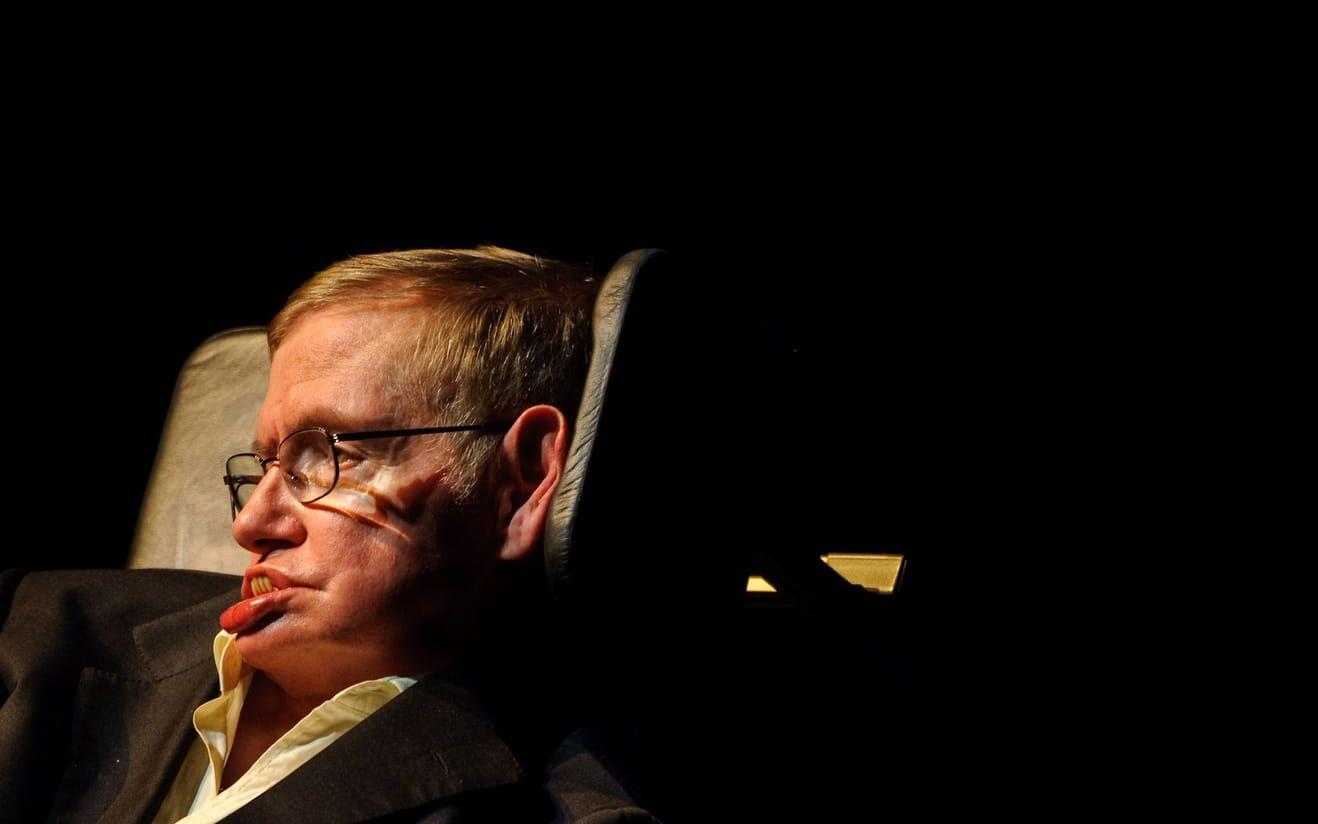 HAN ÄR RIK. Tack vare sin bästsäljande bok ”Kosmos – en kort historik” och återkommande priser och stipendier har Hawking kunnat samla på sig en förmögenhet på 180 miljoner kronor.