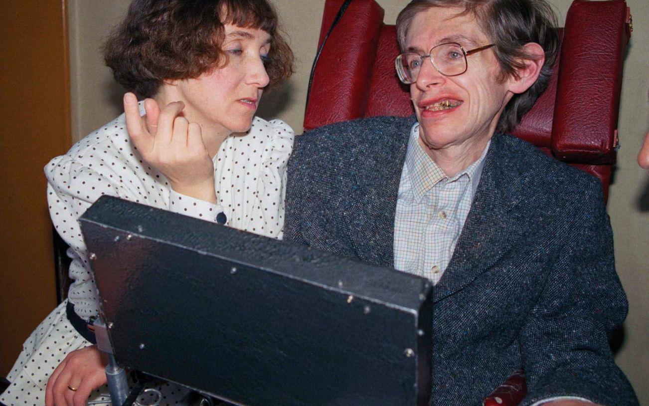 RÖSTEN. Allt eftersom Hawkings fömåga att röra sig försämrades fick han också svårare att använda rösten, och i slutet av 1970-talet var det bara hans närmaste familj som kunde förstå hans tal. Efter att Hawking insjuknat i lunginflammation 1985 tvingades läkarna utföra en operation på hans struprör med följden att han helt förlorade förmågan att uttrycka sig i tal. Sedan dess har han använt sig av en dator med talsyntheziser för att uttrycka sig och trots att det finns möjlighet att få bättre tal och annan röst har han valt att behålla den gamla datorlika rösten.