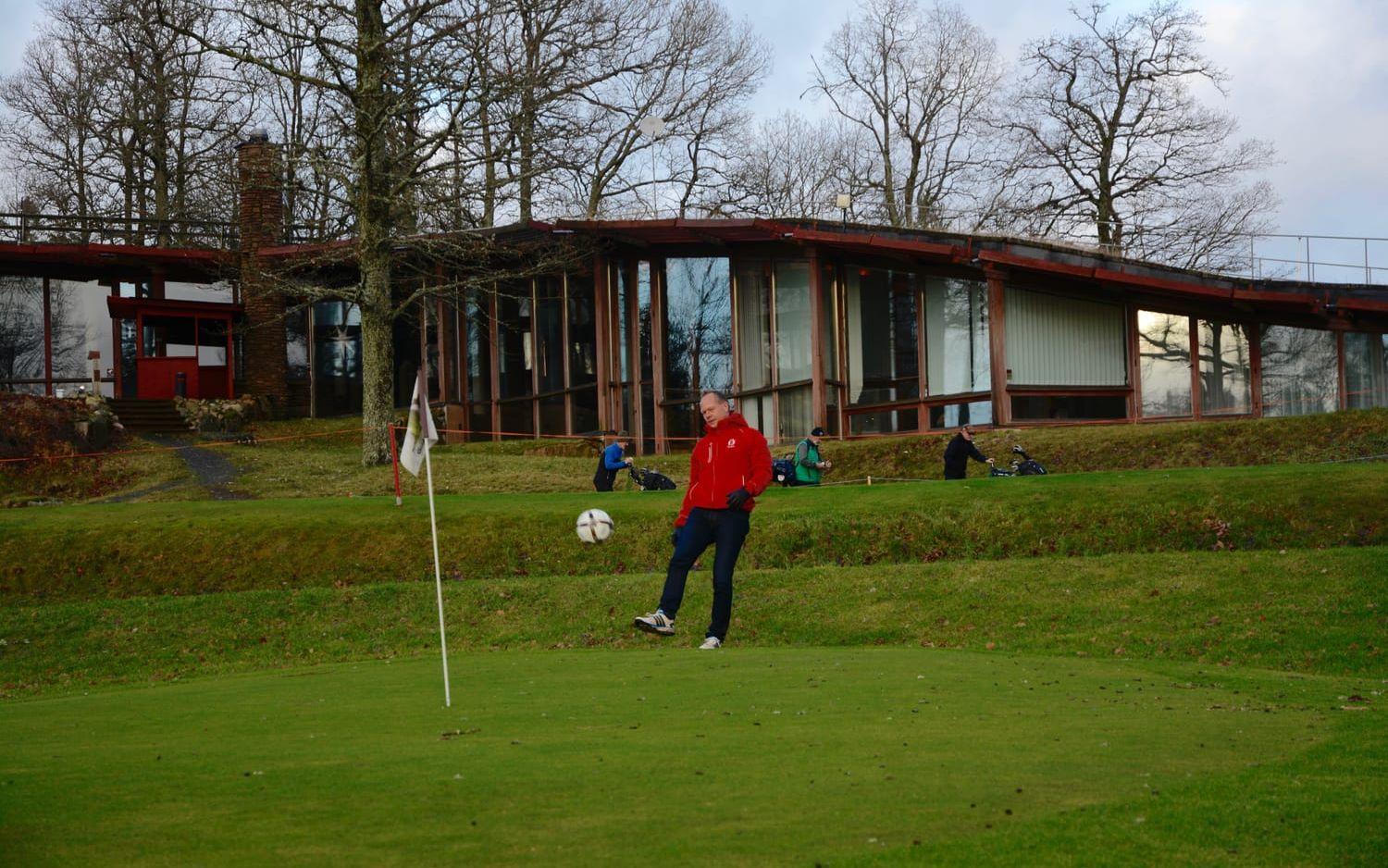 Footgolf spelas som golf, du sparkar bollen längs banan på så få tillslag som möjlig för att sedan sätta den i en kopp. Bild: Karina Hansson