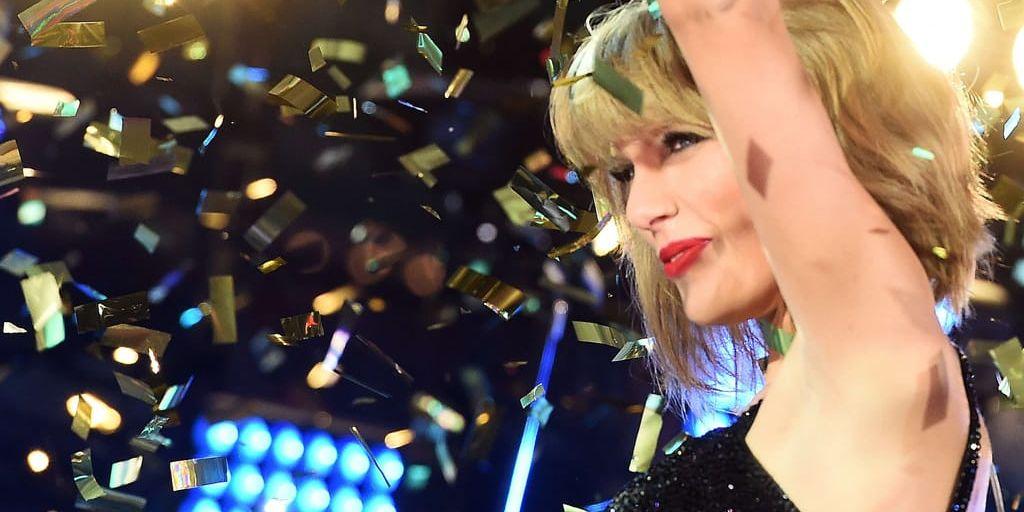 Taylor Swift firar in nyåret på Times Square i New York.