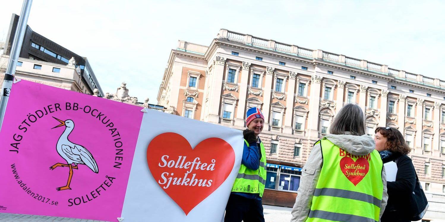 En grupp från Sollefteå protesterar utanför riksdagshuset efter den uppmärksammade BB-nedläggningen i staden. Nu vill Sollefteå kommun utreda att byta län. Arkivbild.