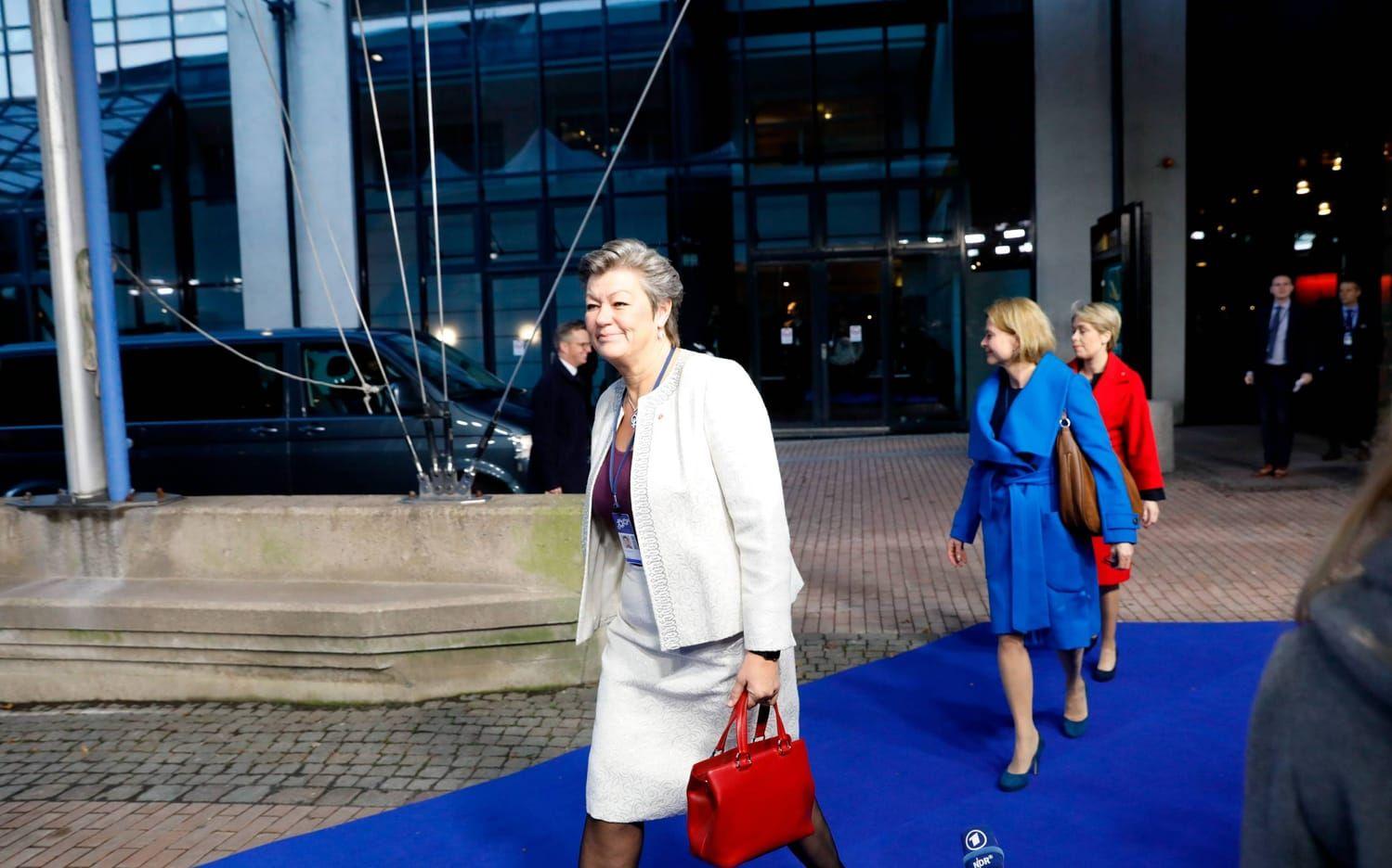 Ylva Johansson, arbetsmarknadsminister, anländer till mötet i Eriksberg. Bild: Jonas Lindstedt.
