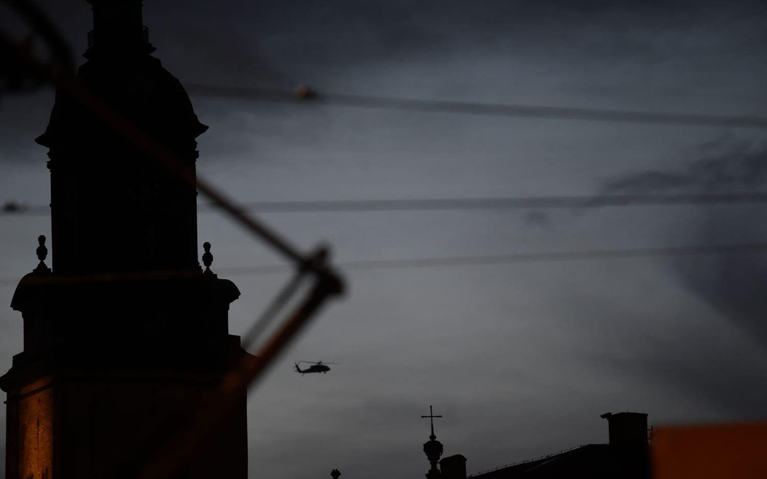 En militärhelikopter hovrade över Göteborg på fredagseftermiddagen. Bild: Olof Ohlsson