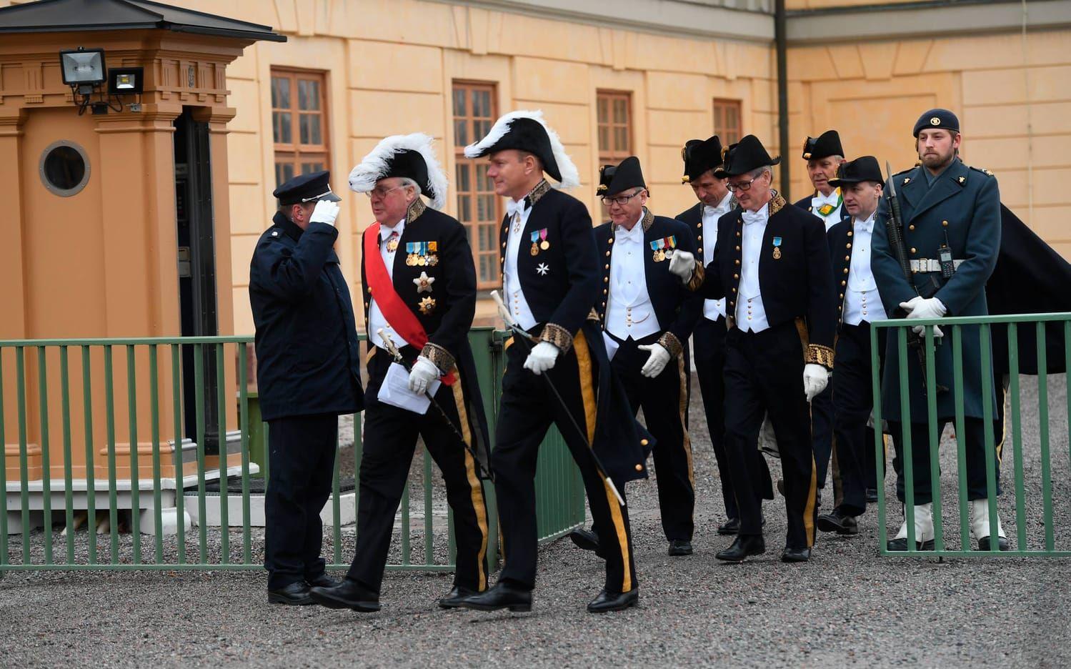 Gäster anländer till prins Gabriels dop i Drottningholms slottskyrka. Bild: Fredrik Sandberg/TT.