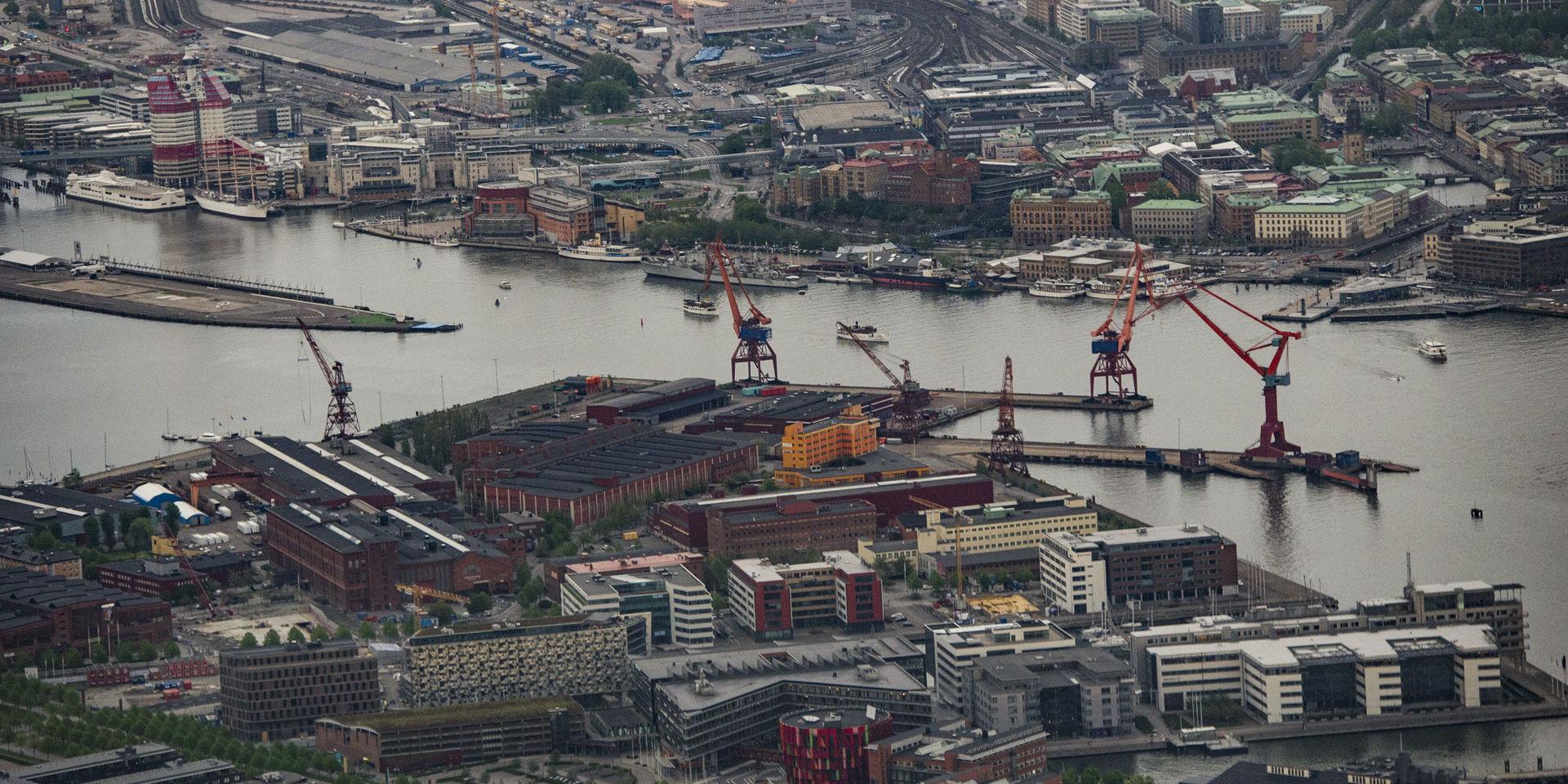 Flygfoto över Göteborgs hamninlopp, Norra älvstranden. 