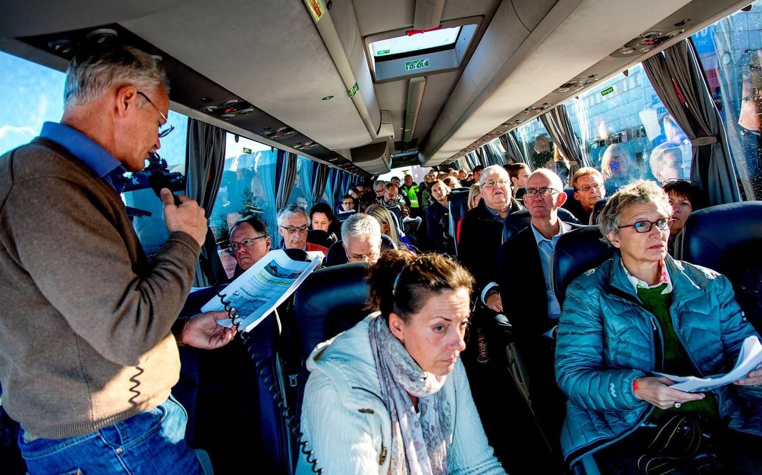Fullsatt buss. Längst fram i bussen satt bland annat representanter för föreningen Trädplan som motsätter sig Västlänken. Bakom dem lyssnar rättens ordförande Göran Stenman.