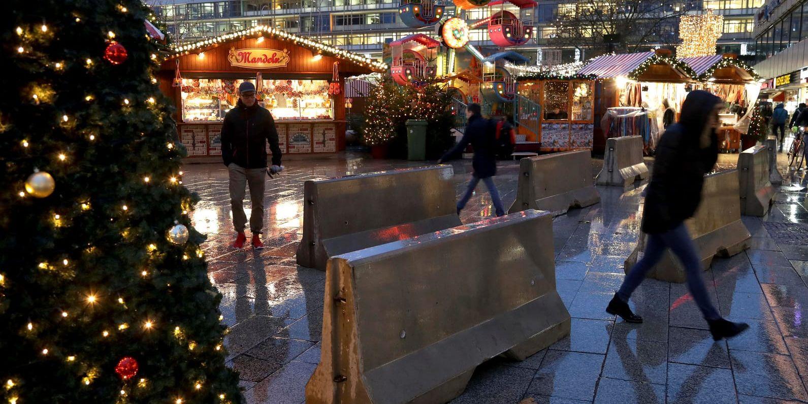 I år är Berlins julmarknader skyddade av betongsuggor efter förra årets terrordåd.