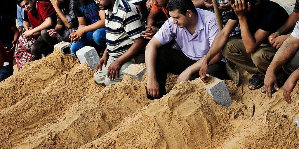 Palestinier begraver sin döda efter en israelisk attack i norra Gaza.