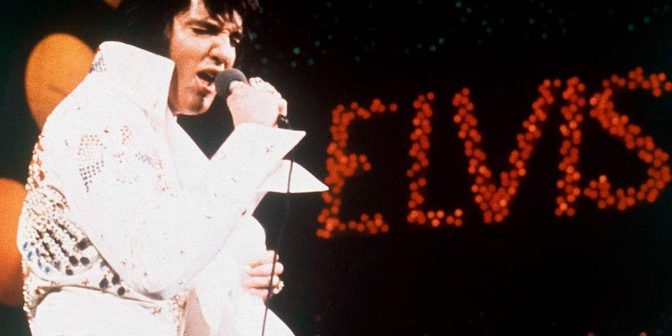 Elvis Presley på scen 1972. Arkivbild.