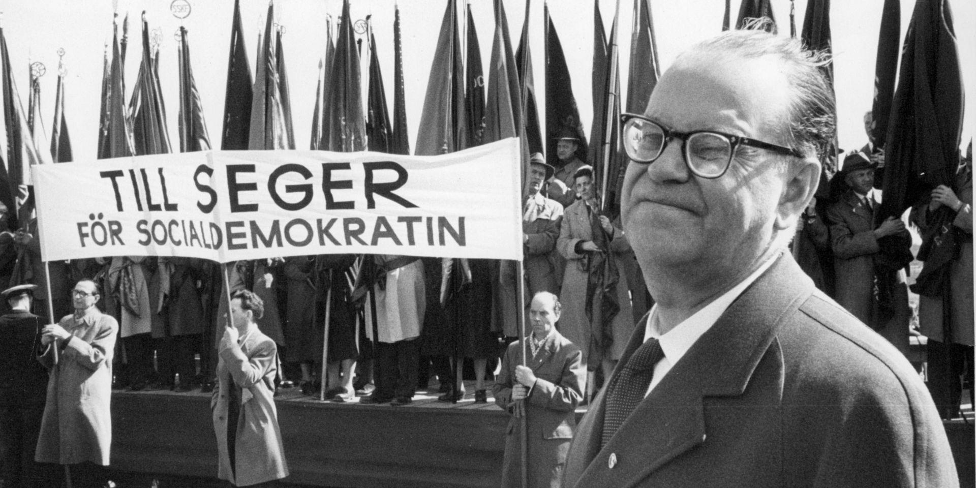 Statsminister Tage Erlander (S) vid en förstamajdemonstrationen på Gärdet i Stockholm, 1958.