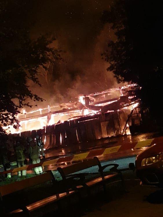 Den kraftiga branden rasade under natten till lördag i Jonsered. Foto: Läsarbild