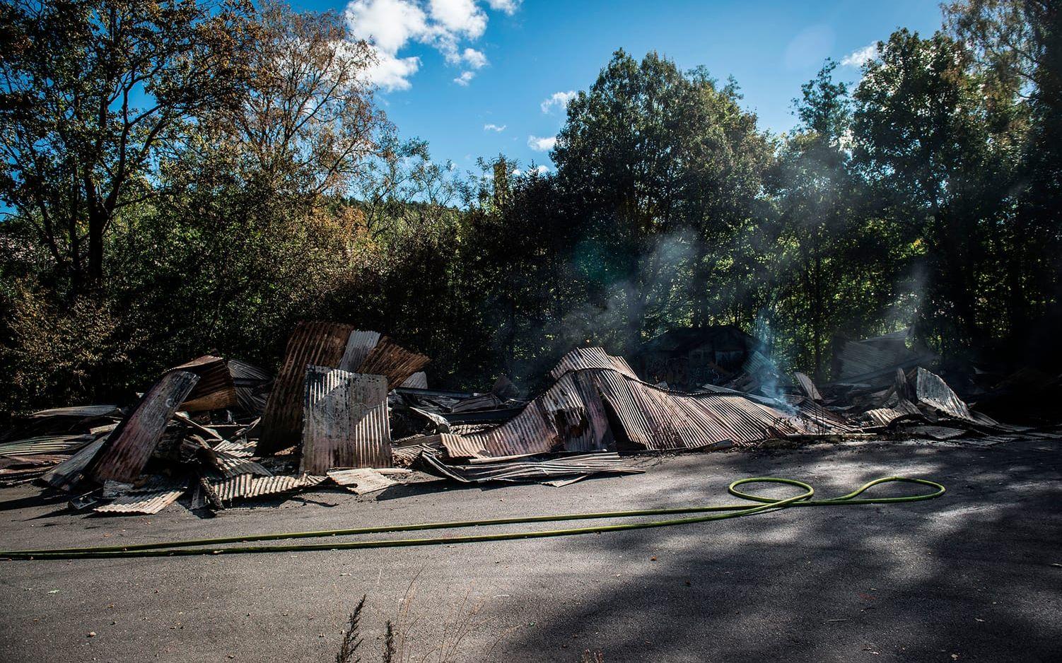 Förödelsen efter fredagsnattens kraftiga brand i Jonsered. Foto: Olof Ohlsson