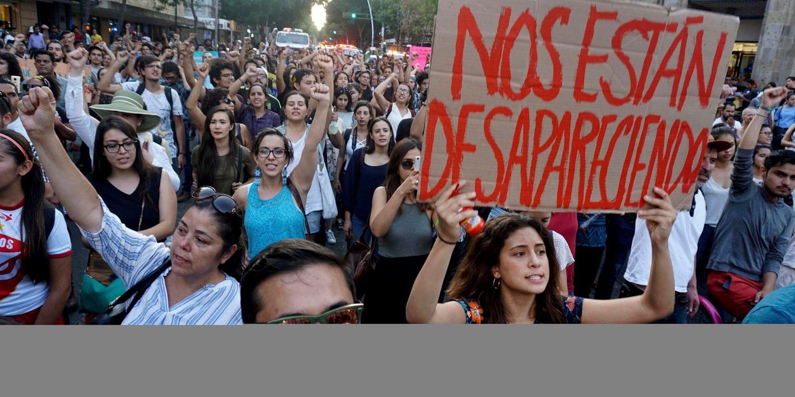 En student håller upp en skylt med texten "Vi försvinner", under en manifestation mot våldet i tisdags i Guadalajara, där tre filmstudenter kidnappades och mördades i mars.