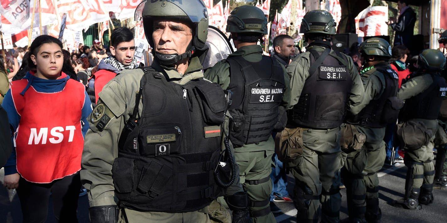 Säkerhetsstyrkor blockerar demonstranter under G20-mötet i Buenos Aires i Argentina.
