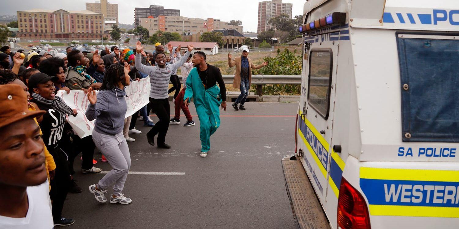 Studenter demonstrerar. Studenter från University of Western Cape. Under 2016 rullade en våg av demonstrationer över landet, de största sen apartheids fall, där studenter krävde gratis utbildning efter en höjning av terminsavgifterna. Men studenterna menade att demonstrationerna också handlade om rasism och arvet efter apartheid.