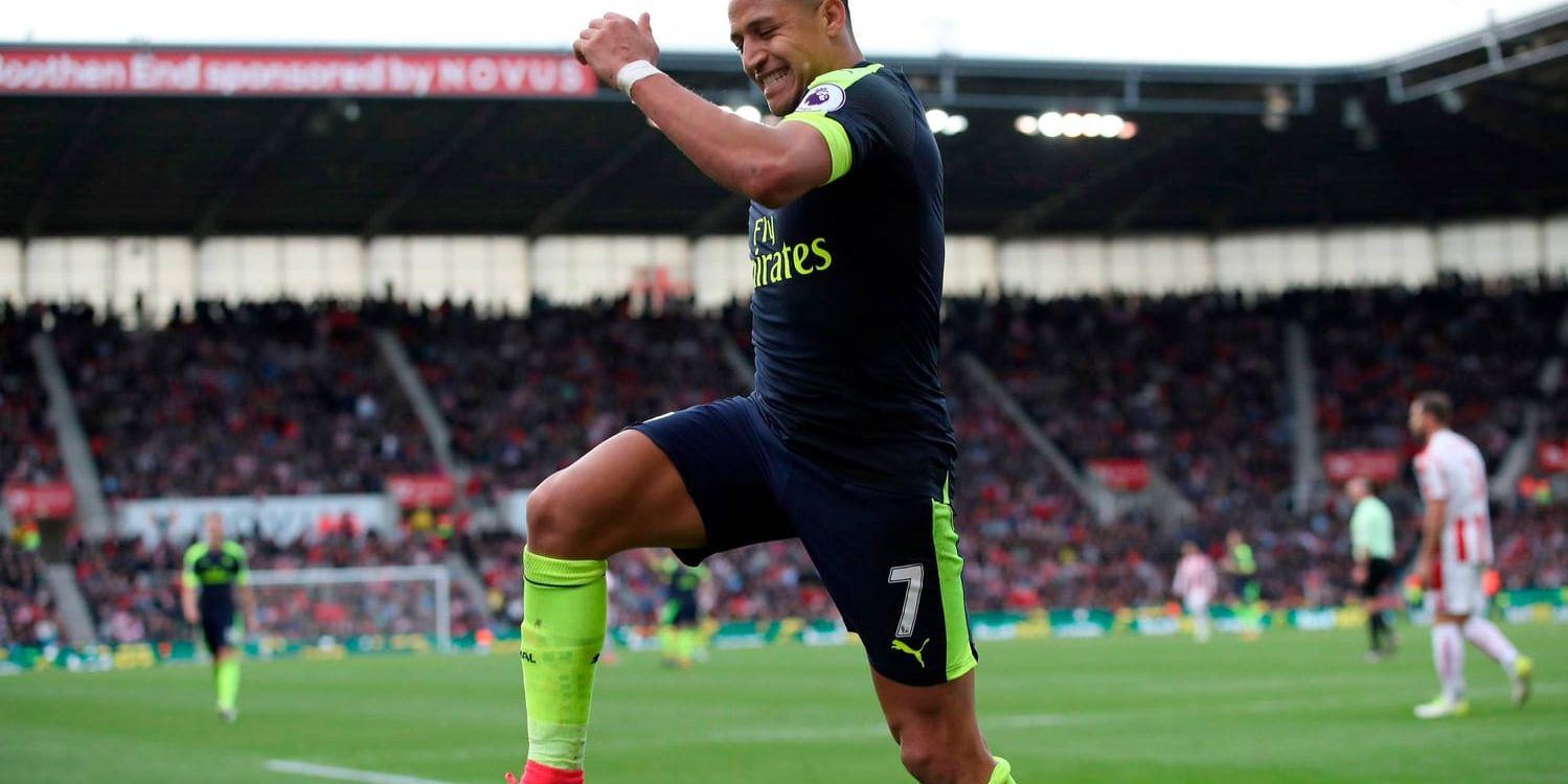 Alexis Sanchez gjorde sitt 50:e mål i Premier League när Arsenal slog Stoke borta med 4–1.