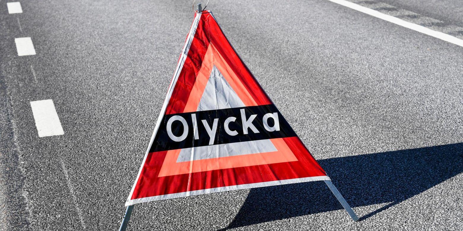 En person har omkommit i en trafikolycka utanför Västerås.