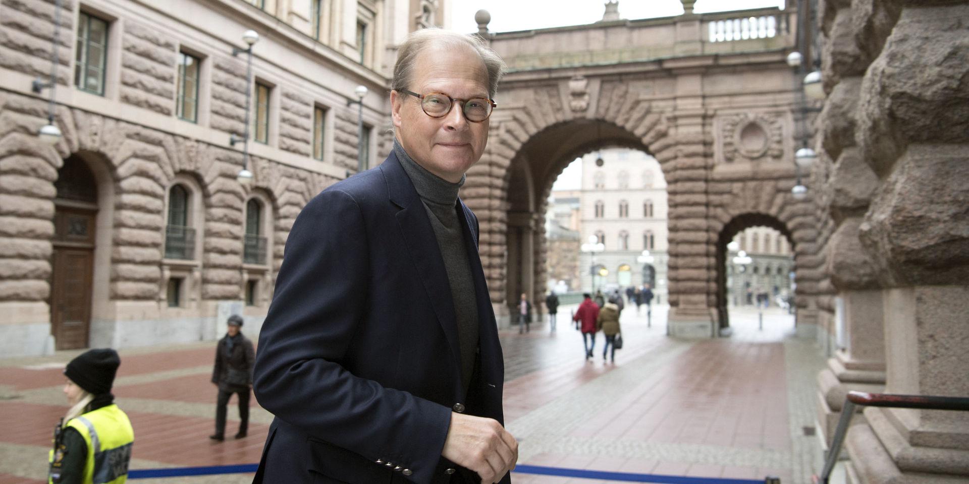 Den inrikespolitiske kommentatorn Mats Knutson arbetar mycket och har nästan alltid jour, men efter en förmodad hjärtinfarkt för två år sedan försöker han att ta det lugnare. Nu fyller SVT-profilen 55 år.