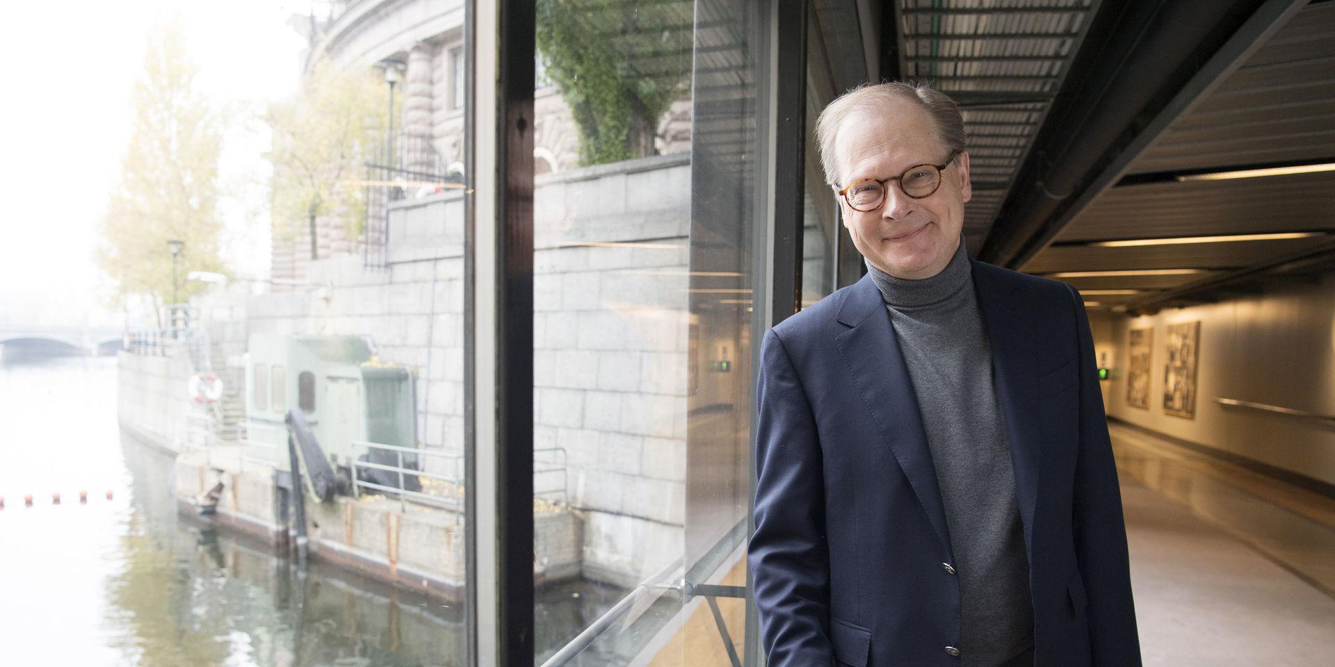 Mats Knutson rör sig hemtamt i riksdagens korridorer efter att ha bevakat svensk inrikespolitik i två decennier.