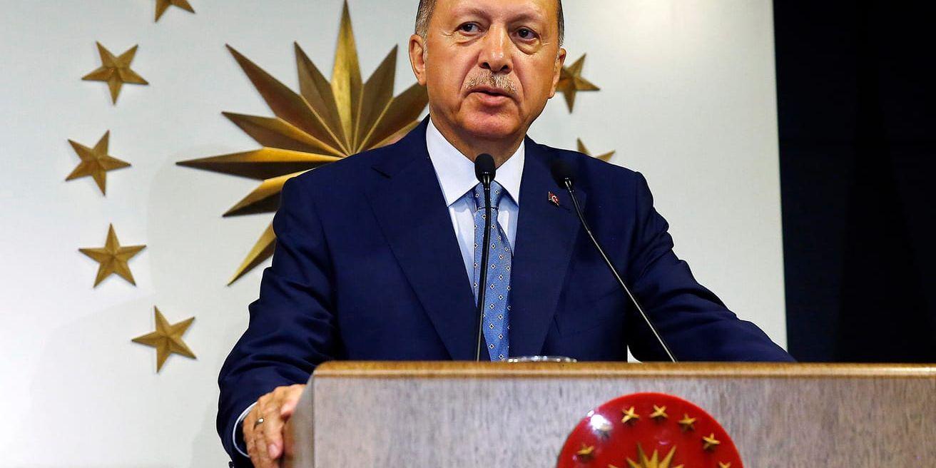 Den sittande presidenten Recep Tayyip Erdogan har utropat sig till valets segrare.