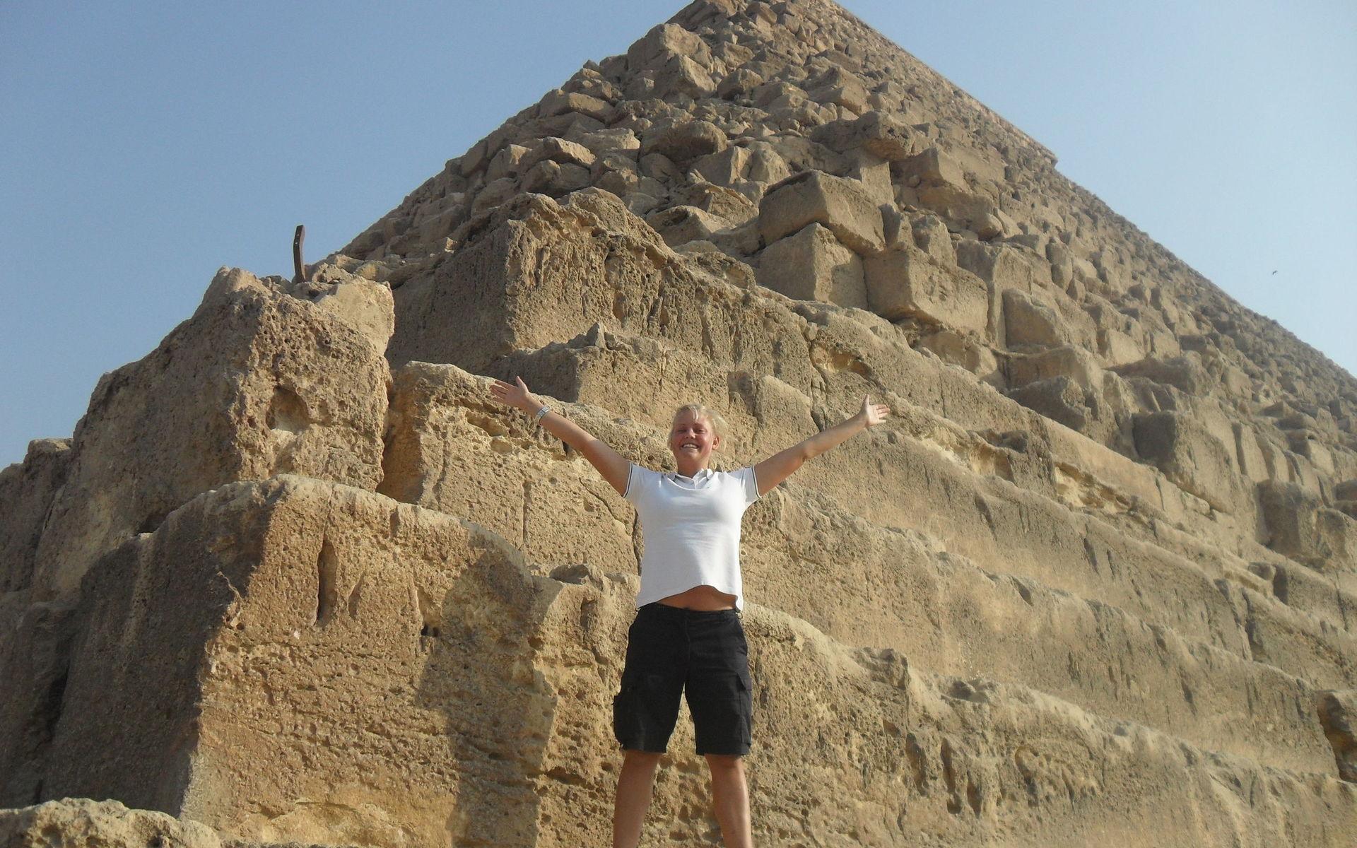 Ida framför en av de berömda pyramiderna i Giza, Egypten.